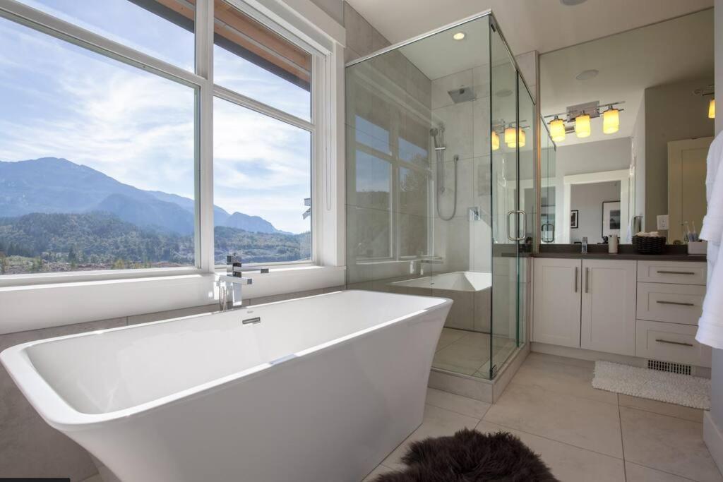 Mountain Serenity Meets Luxury Squamish Eksteriør billede
