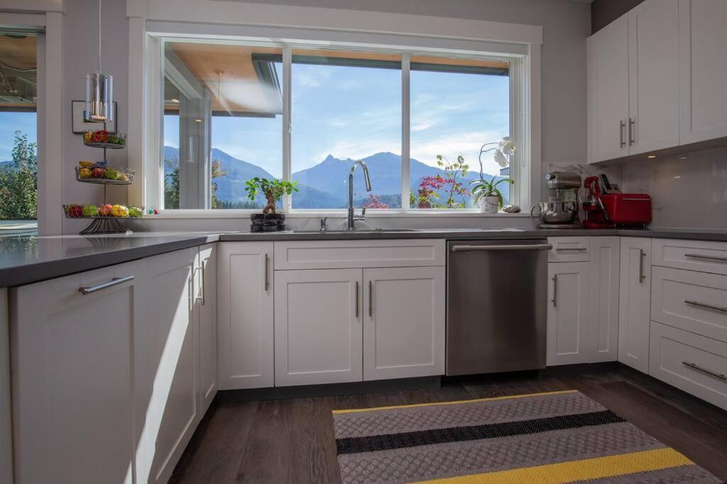 Mountain Serenity Meets Luxury Squamish Eksteriør billede