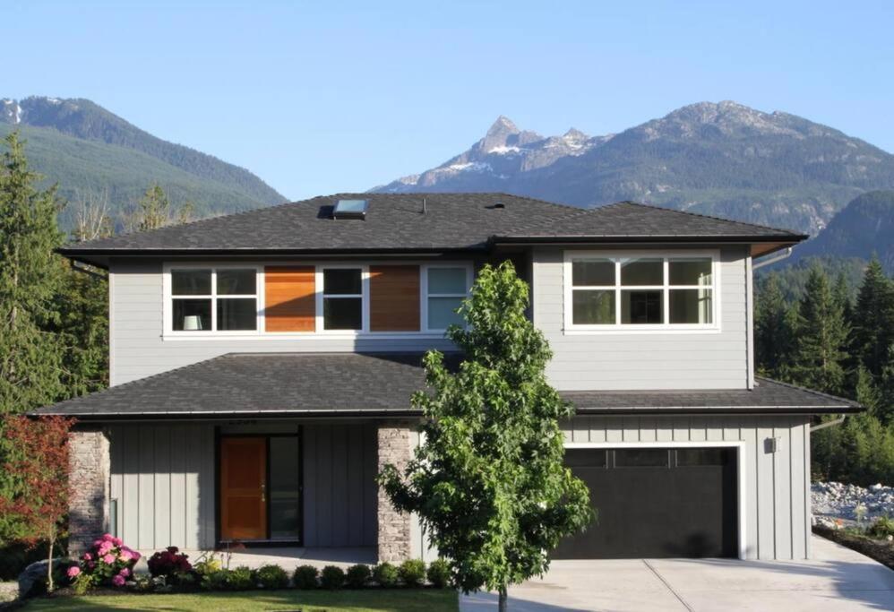 Mountain Serenity Meets Luxury Squamish Eksteriør billede